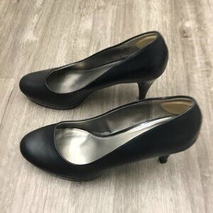 Bandolino Black Almond Toe Heels